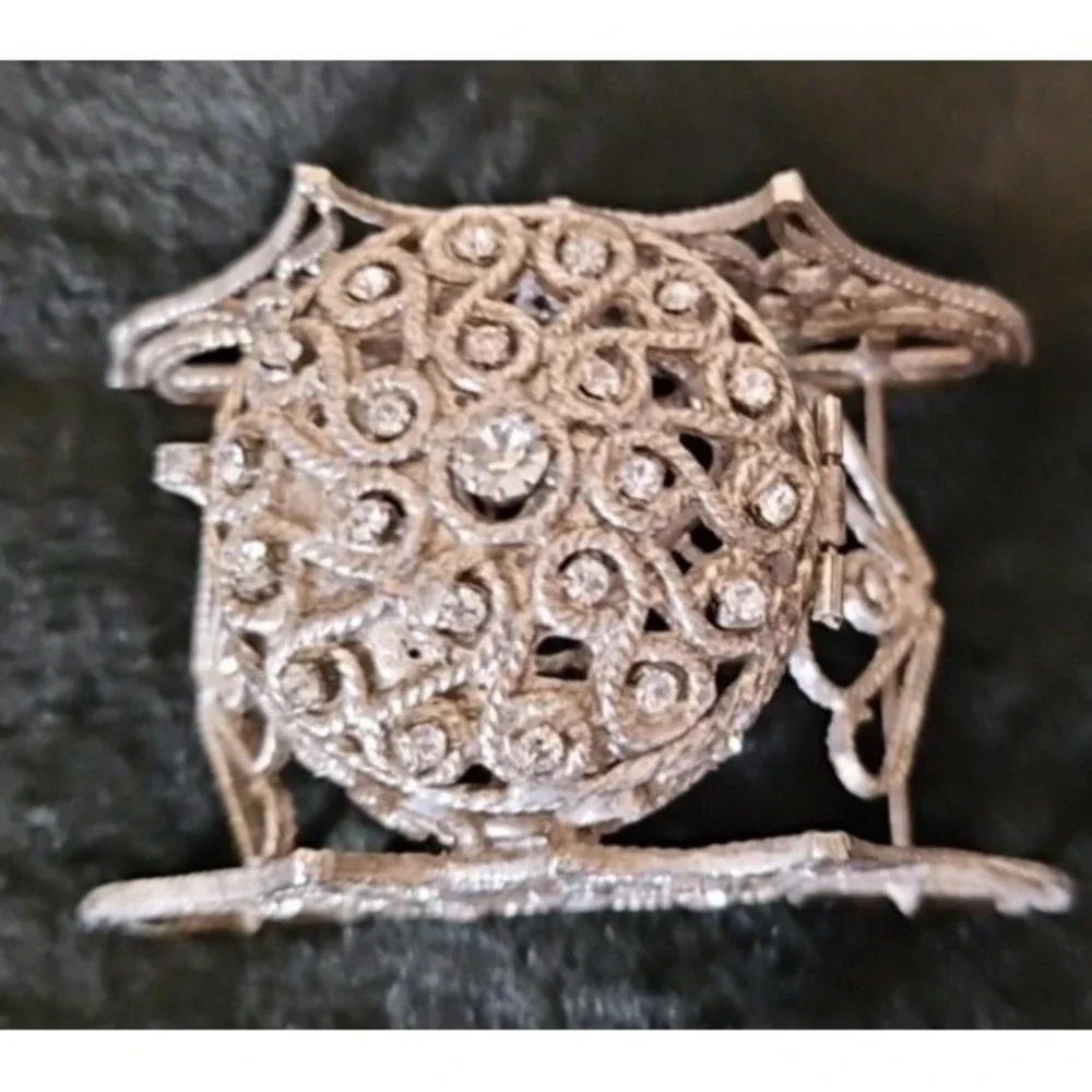 Carriage trinket box with jewels